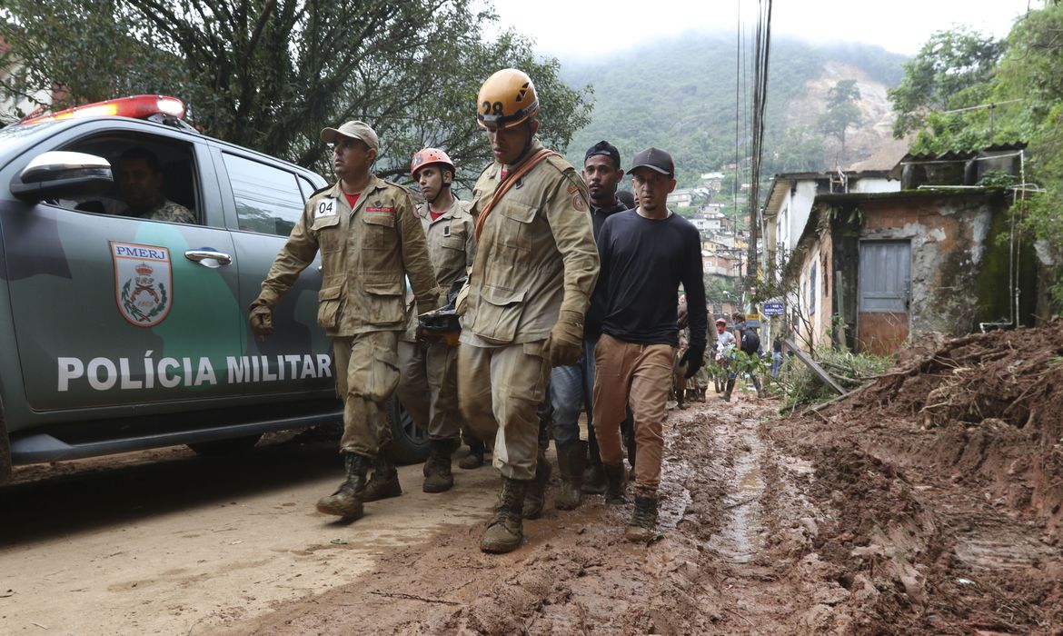 Petrópolis: Fortes chuvas causam dezenas de mortes